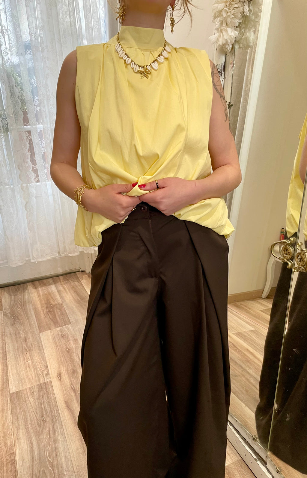Blouse romane sans manches jaune