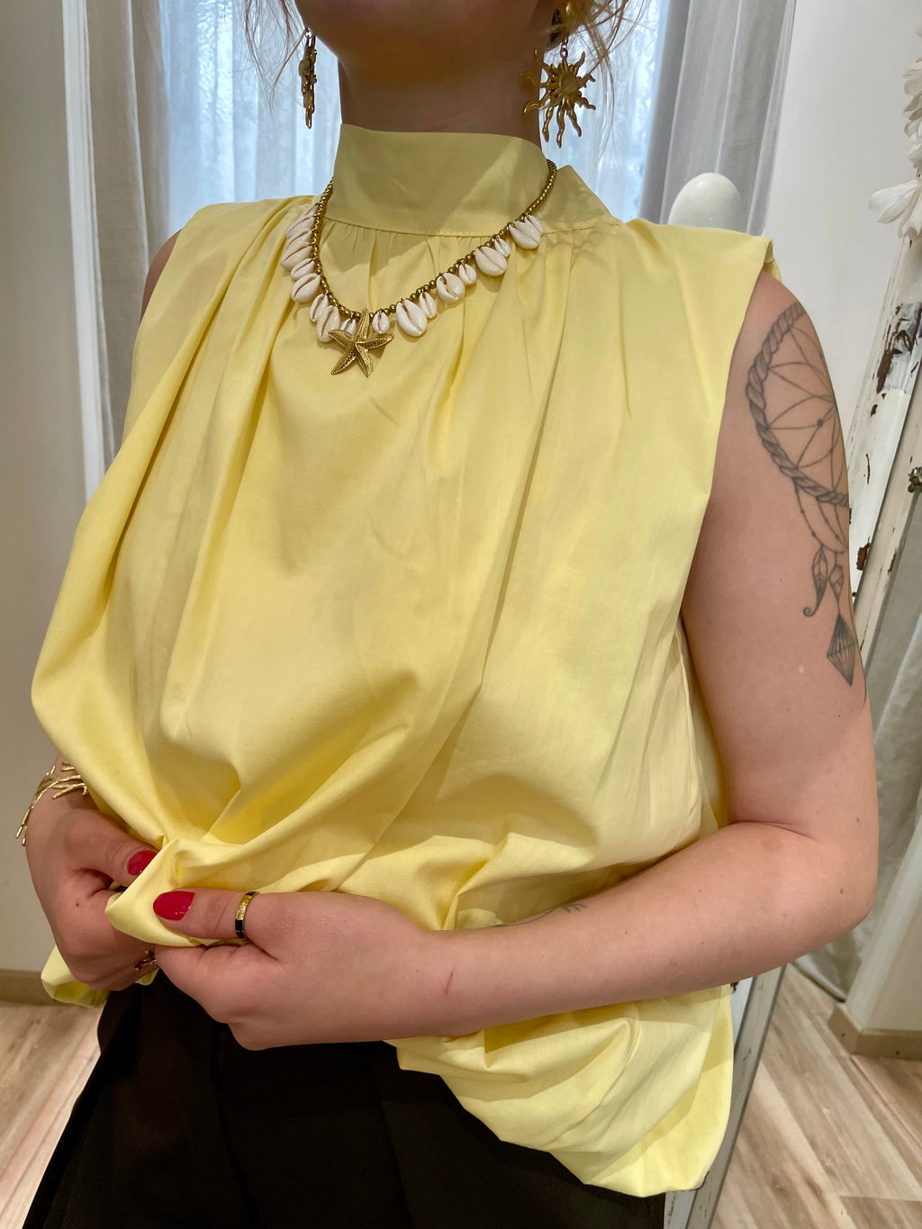 Blouse romane sans manches jaune