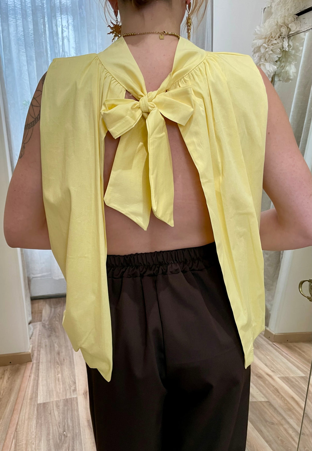 Blouse romane sans manches jaune