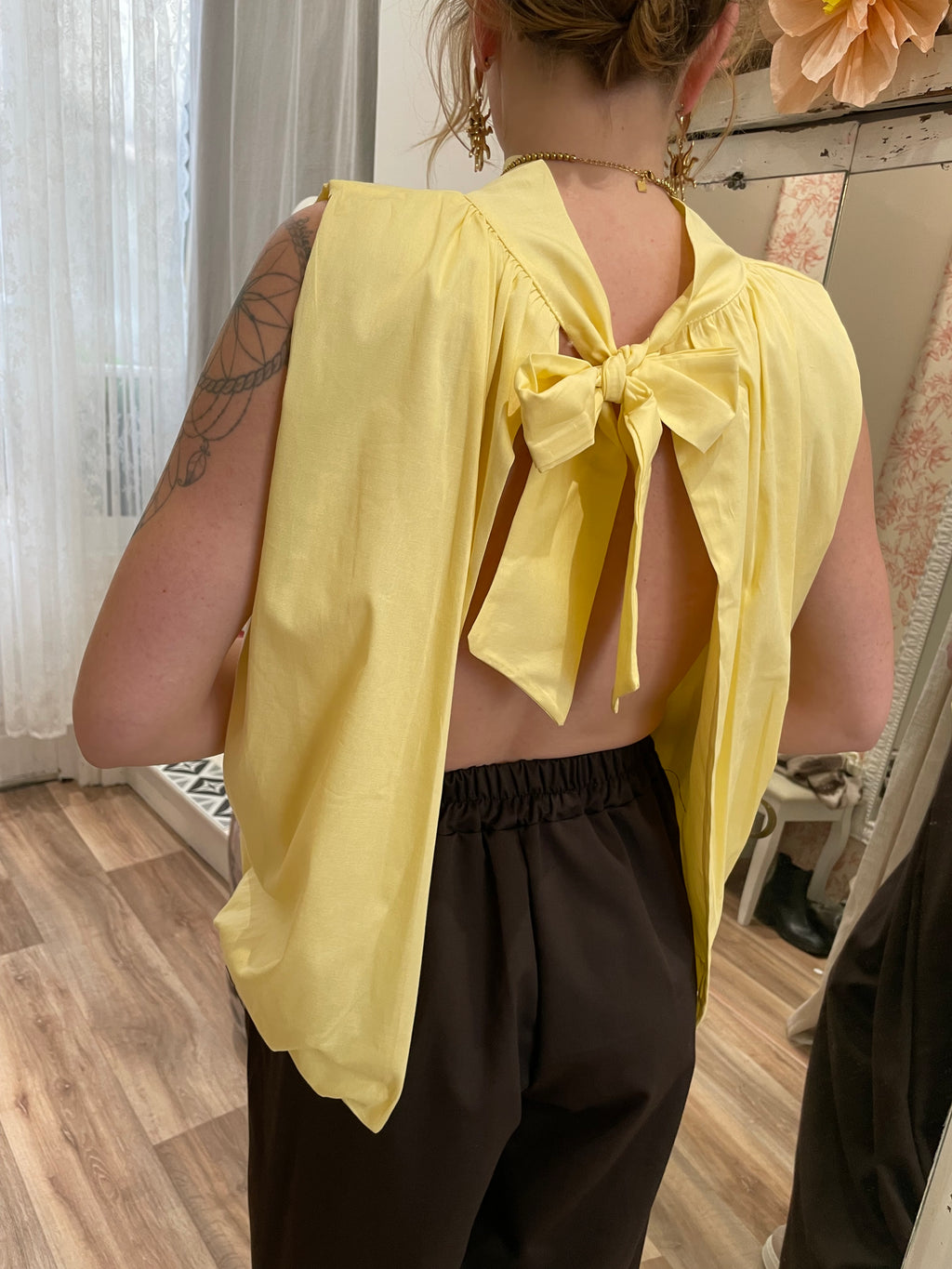 Blouse romane sans manches jaune